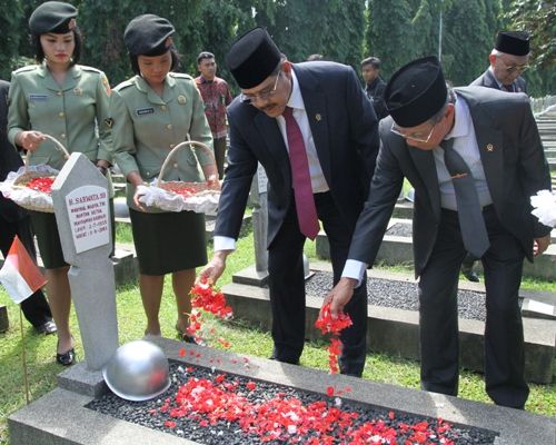 Kegiatan Tabur Bunga di Makam Pahlawan Nasional Kalibata Jakarta Dalam Rangka HUT ke-62 Ikatan Hakim Indonesia