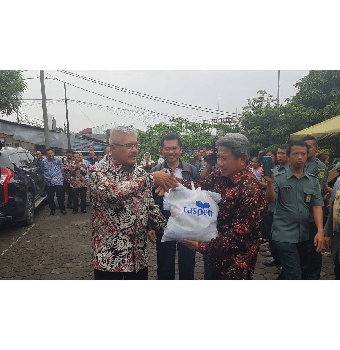 KETUA MA SERAHKAN BANTUAN MA KEPADA PP IKAHI